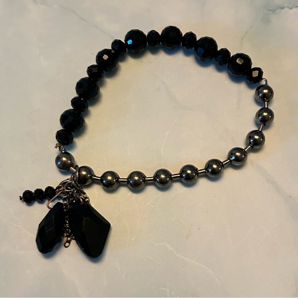 Elegant Black and Silver Beaded Stretch Bracelet - Picture 1 of 3